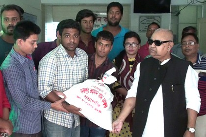 টাঙ্গাইলে হাওরবাসীর পাশে দাঁড়ালেন জেলা পরিষদের চেয়ারম্যান