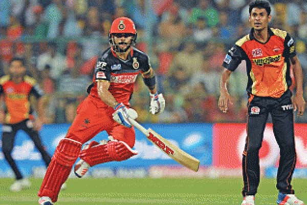 ব্যাটসম্যানদের প্যাড-গ্লাভস-জুতা রঙিন কেন জানেন?