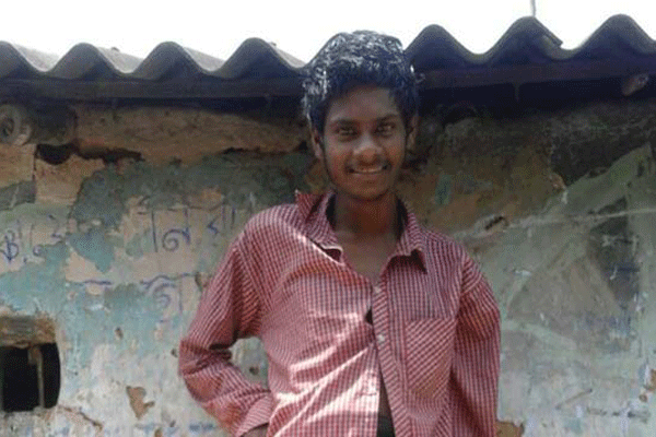 ভবঘুরে কিশোরকে আশ্রয় দিল গ্রামবাসী