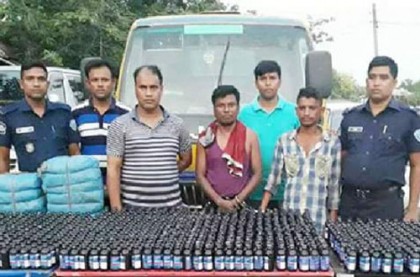 চৌদ্দগ্রামে পিকআপ ভর্তি ৮শ' বোতল ফেনসিডিলসহ আটক ২