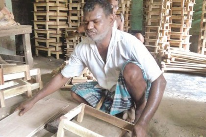 জন্মান্ধ মানুষটি এখন প্রতিষ্ঠিত ব্যবসায়ী!