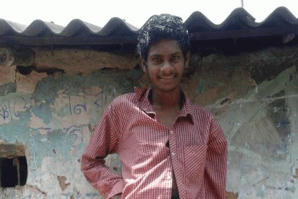 ভবঘুরে কিশোরকে আশ্রয় দিল গ্রামবাসী