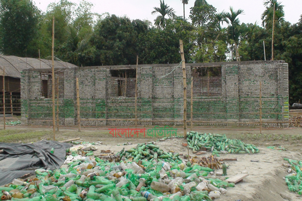 প্লাস্টিক বোতল দিয়ে বাড়ি বানিয়ে আলোচনায় শিক্ষক দম্পতি!