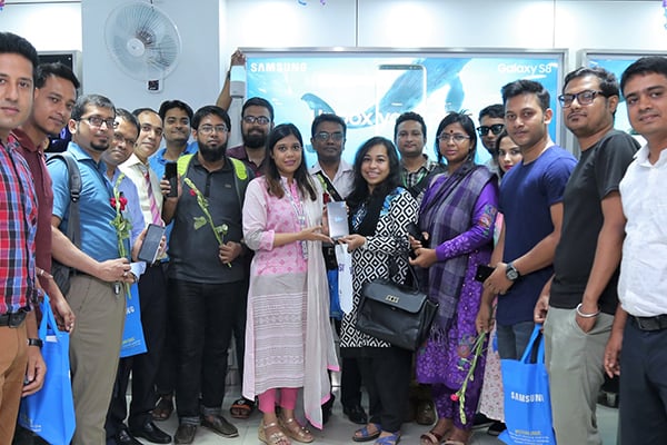 গ্রাহকদের হাতে স্যামসাংয়ের গ্যালাক্সি এস৮ ও এস৮+ 