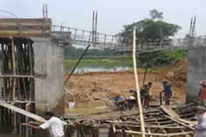 নির্মাণ কাজ শেষ হওয়ার আগেই ভেঙে পড়ল ব্রিজ