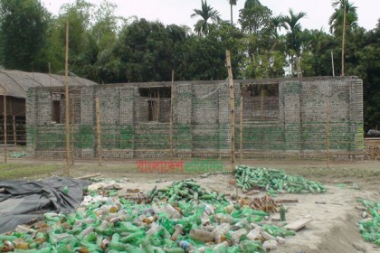 প্লাস্টিক বোতল দিয়ে বাড়ি বানিয়ে আলোচনায় শিক্ষক দম্পতি!