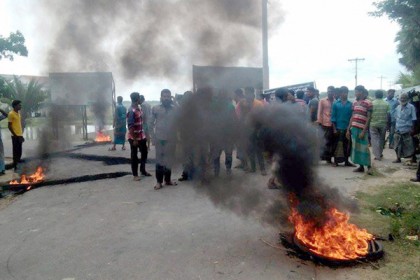কলাপাড়ায় আসামিদের গ্রেফতারের দাবিতে সড়ক অবরোধ 