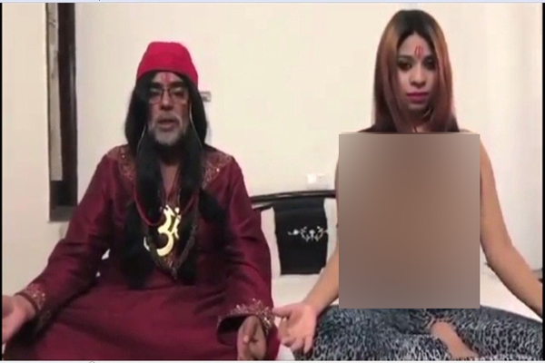 টপলেস নারীকে যোগব্যায়াম প্রশিক্ষণ স্বামী ওমের