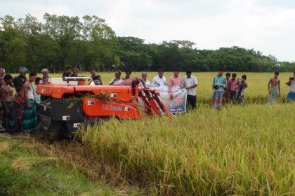 লক্ষ্মীপুরে ধান কাটার আধুনিক যন্ত্রের সুফল পাচ্ছে কৃষকরা