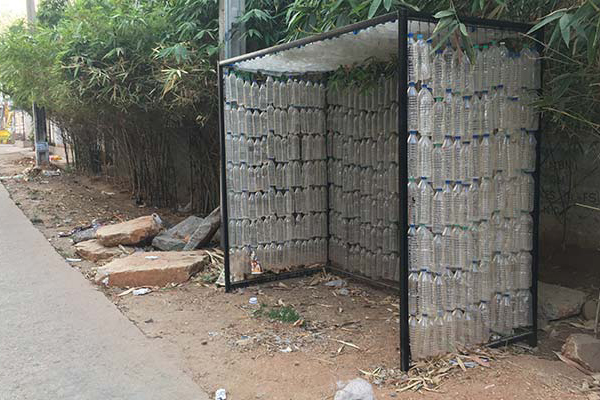 এবার পাওয়া গেল বোতলের তৈরি যাত্রী ছাউনি