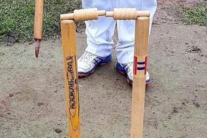 ছিটকে গেল মিডল স্টাম্প, তবুও বেল পড়েনি!