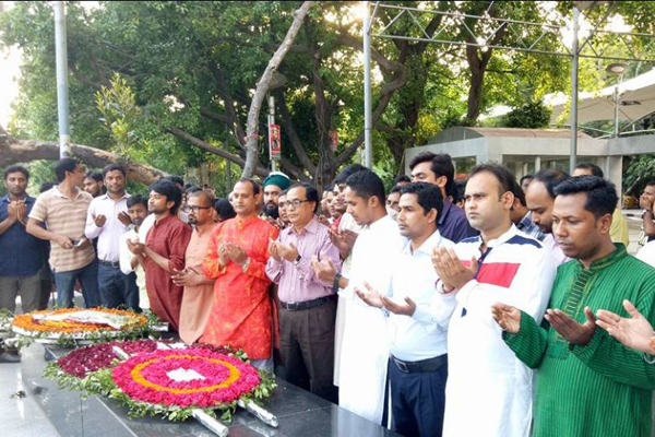 বঙ্গবন্ধুর প্রতিকৃতিতে রাবি উপাচার্যের শ্রদ্ধা