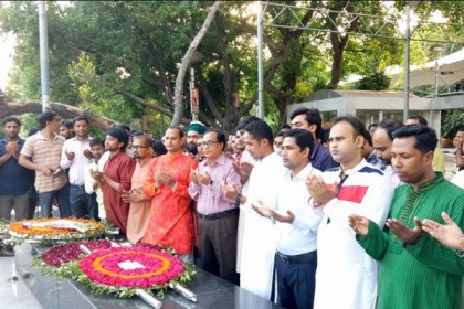বঙ্গবন্ধুর প্রতিকৃতিতে রাবি উপাচার্যের শ্রদ্ধা