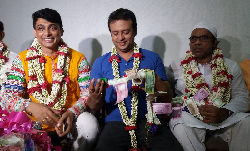 টাকার মালা দিয়ে নবনির্বাচিত শিল্পীদের বরণ