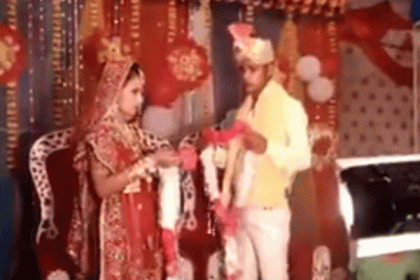কে আগে মালা পরাবেন; মারপিটের তুমুল কাণ্ড বর-কনের!