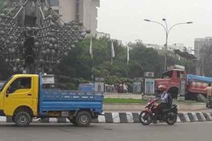 ট্রাকের ধাক্কায় ভাঙল সার্ক ফোয়ারার বেদি