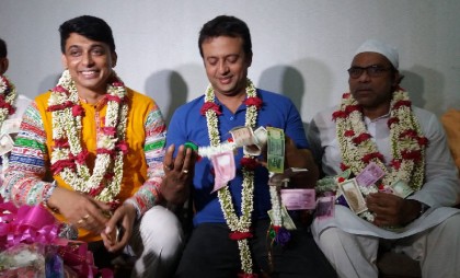 টাকার মালা দিয়ে নবনির্বাচিত শিল্পীদের বরণ