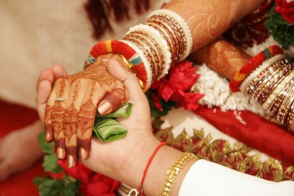 বিয়ের পরে স্ত্রীর পদবি গ্রহণ করলেন স্বামী!