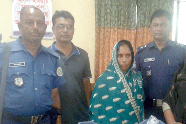 কলাপাড়ায় চোলাই মদসহ এক নারী গ্রেফতার 