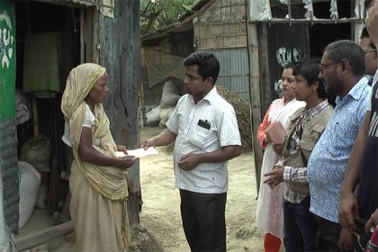 নেত্রকোনার খালিয়াজুরীতে ফেসবুক গ্রুপের ত্রাণ বিতরণ