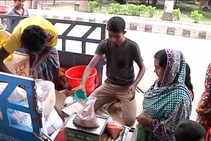বরিশালে ন্যায্য মূলে টিসিবি'র নিত্য পন্য বিক্রি কার্যক্রম শুরু