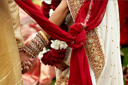 বিয়ের আসরেই খোলা হলো কনের পোশাক!