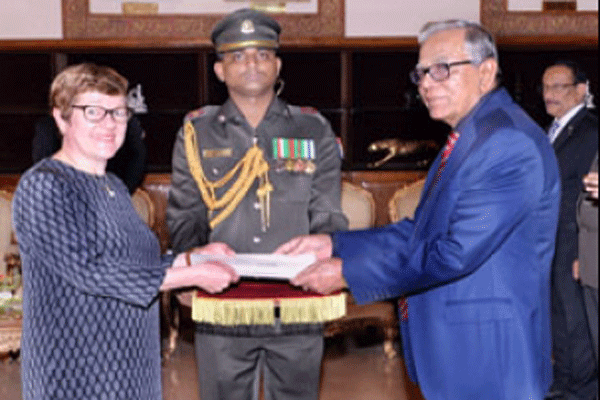 রাষ্ট্রপতির কাছে তিন দেশের রাষ্ট্রদূতের পরিচয়পত্র পেশ