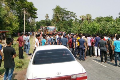 বাগেরহাটে কান ধরে ক্যাম্পাস ঘোরানোয় শিক্ষার্থীদের বিক্ষোভ