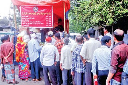 রাজধানীতে টিসিবির পণ্য কিনতে দীর্ঘ লাইন