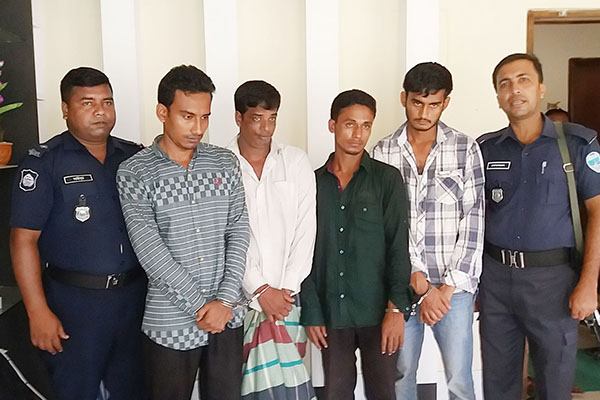 চৌদ্দগ্রামে প্রতারণার অভিযোগে আটক ৪
