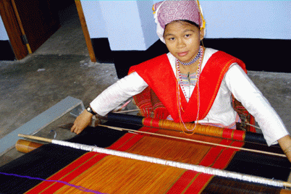 পিনন-হাদি বুনে স্বাবলম্বী পাহাড়ের নারীরা 