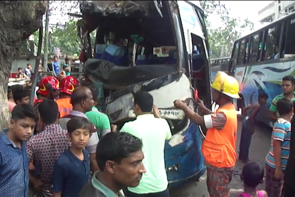 ঝিনাইদহে সড়ক দুর্ঘটনায় নিহত ৩, আহত ৩০
