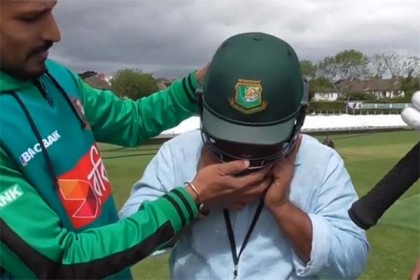 দুষ্টুমির ছলে এ কী করলেন মাশরাফি-নাসিররা!(ভিডিও)