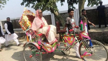 এবার রিক্সায় চড়লেন প্রধানমন্ত্রী