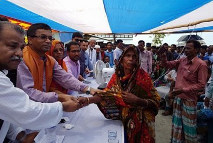শরীয়তপুরে ঝড়ে ক্ষতিগ্রস্তদের মাঝে শামীমের ত্রাণ বিতরণ