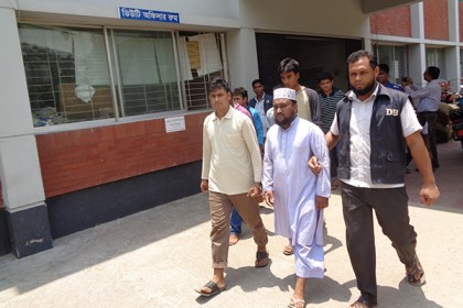 চাঁপাইনবাবগঞ্জে গান পাউডার ও জিহাদী বইসহ ১৩ শিবির কর্মী আটক