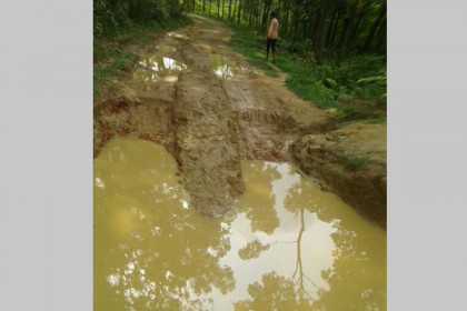 বান্দরবানে অপ্রতিরোধ্য পাথর পাচারে বেহাল সড়ক