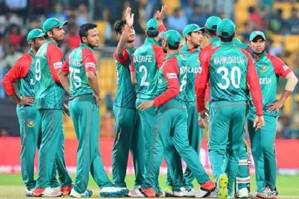 আয়ারল্যান্ডের তিন উইকেটের পতন