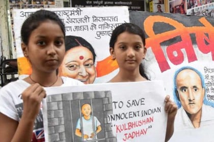 কুলভূষণকে নিয়ে নিজ দেশেই চাপে পাকিস্তান