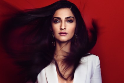 গন্ধ শুঁকেই মানুষ চেনেন সোনম কাপুর
