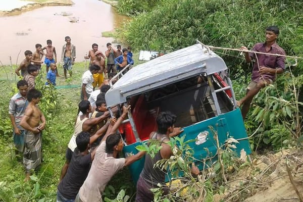 লামায় যাত্রীবাহী জিপ খাদে, আহত ৬