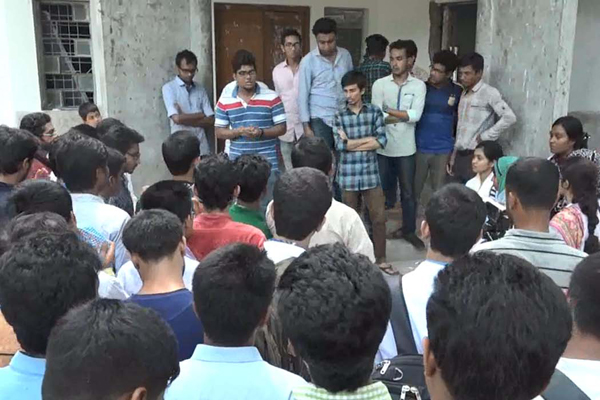 মমেক ছাত্রলীগ সভাপতির বিরুদ্ধে মামলার প্রতিবাদে বিক্ষোভ
