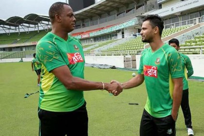 কোর্টনি ওয়ালশকে ছাড়িয়ে মাশরাফি