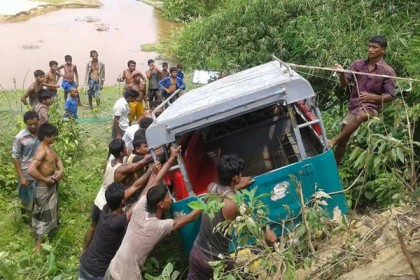 লামায় যাত্রীবাহী জিপ খাদে, আহত ৬