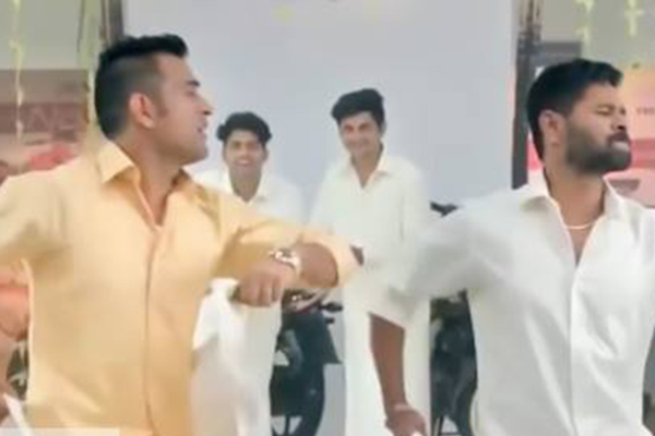 ধোনিকে লুঙ্গি ড্যান্স শেখালেন প্রভু দেবা (ভিডিও)