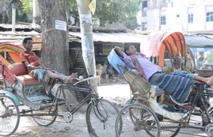 প্রচণ্ড দাবদাহে থমকে গেছে দিনাজপুরের জীবনযাত্রা