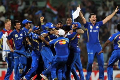 আইপিএল ট্রফি জিতে ইতিহাস গড়ল মুম্বাই