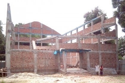 দিনাজপুরে নির্মাণাধীন জিমনেশিয়াম ভবন ভেঙে পড়েছে