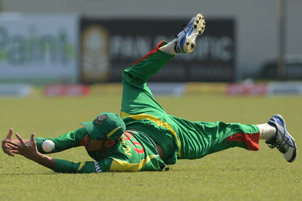 ক্যাচ মিসের খেসারত দিচ্ছে বাংলাদেশ