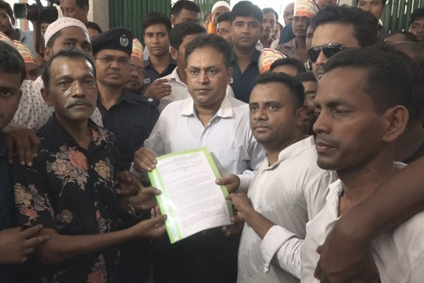 বরিশালে ৪ দফা দাবিতে কর্মচারিদের বিক্ষোভ